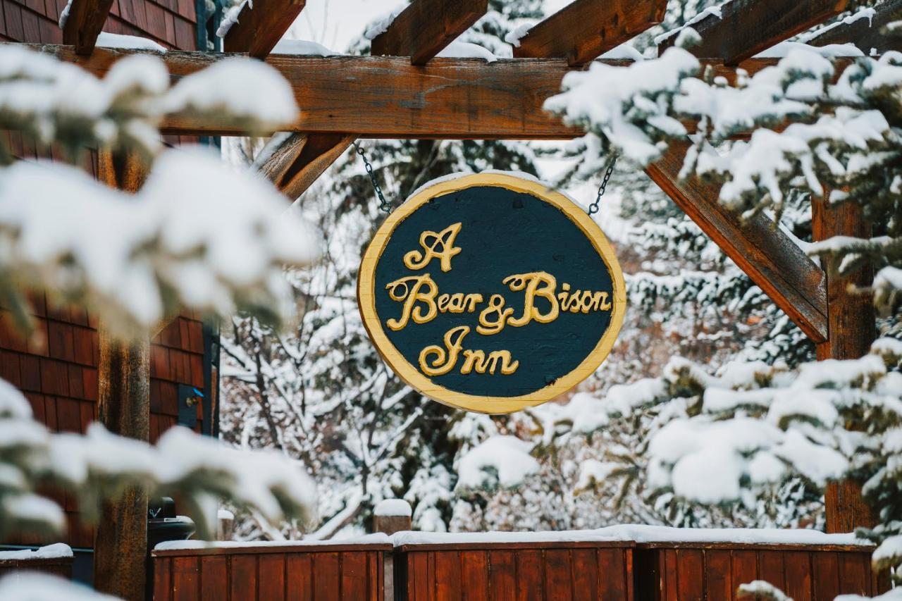 A Bear And Bison Country Inn Canmore Eksteriør billede