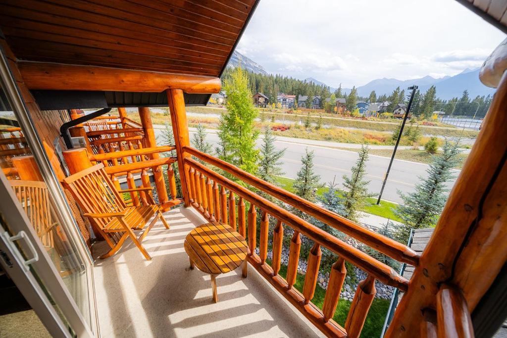 A Bear And Bison Country Inn Canmore Eksteriør billede