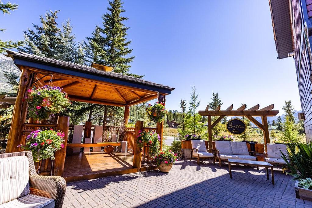 A Bear And Bison Country Inn Canmore Eksteriør billede
