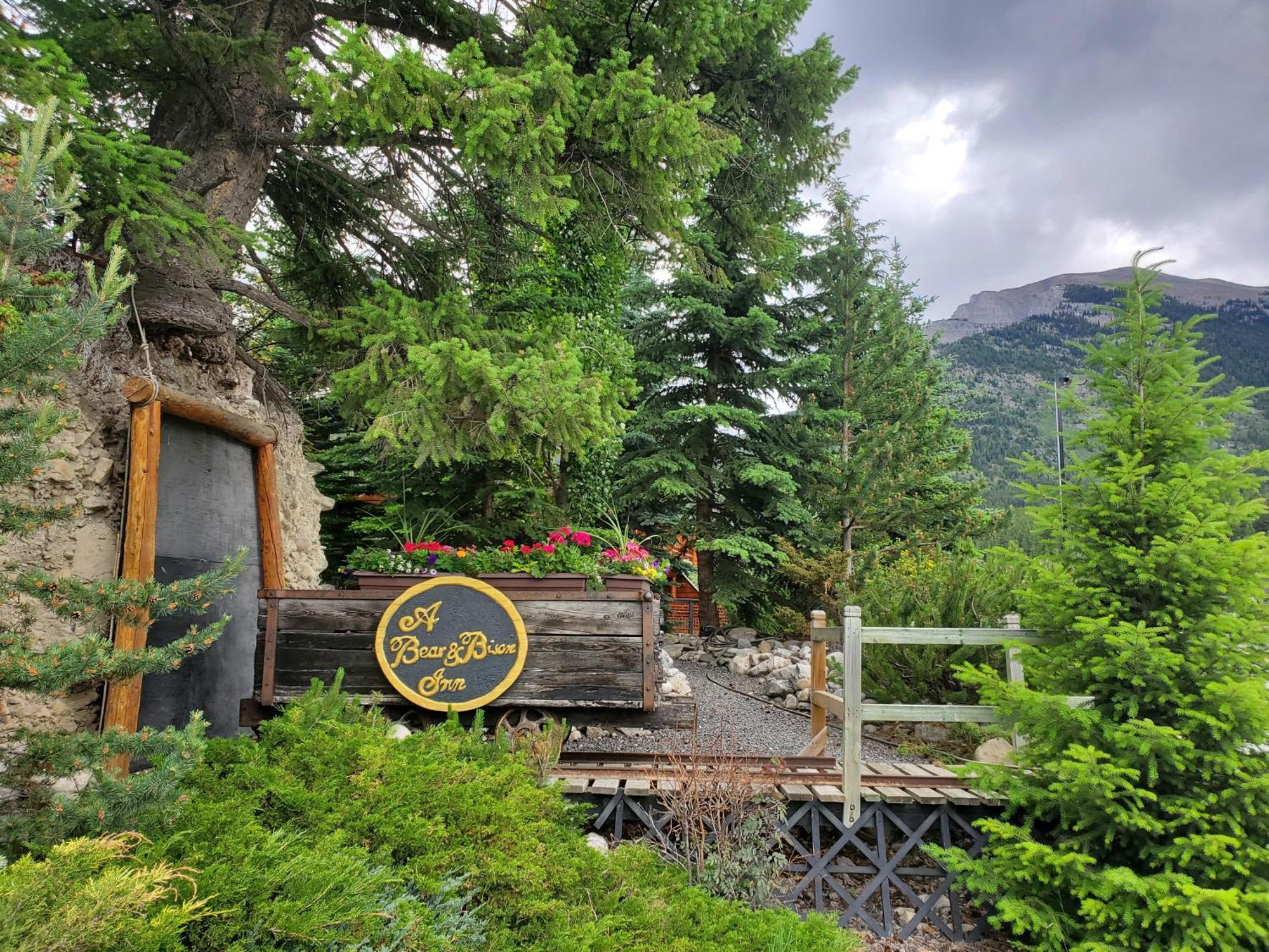 A Bear And Bison Country Inn Canmore Eksteriør billede