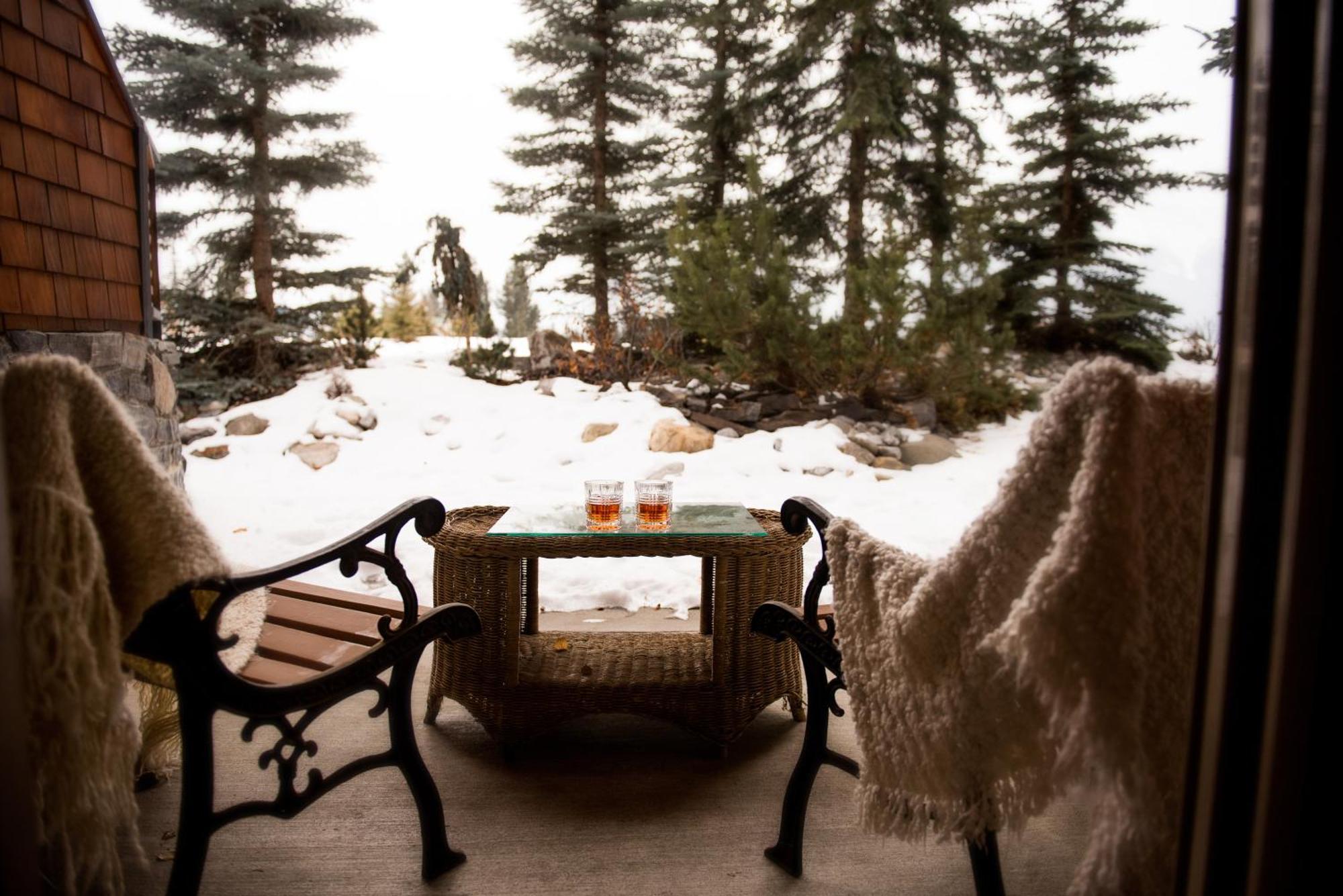 A Bear And Bison Country Inn Canmore Eksteriør billede