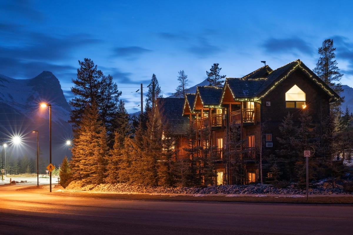 A Bear And Bison Country Inn Canmore Eksteriør billede