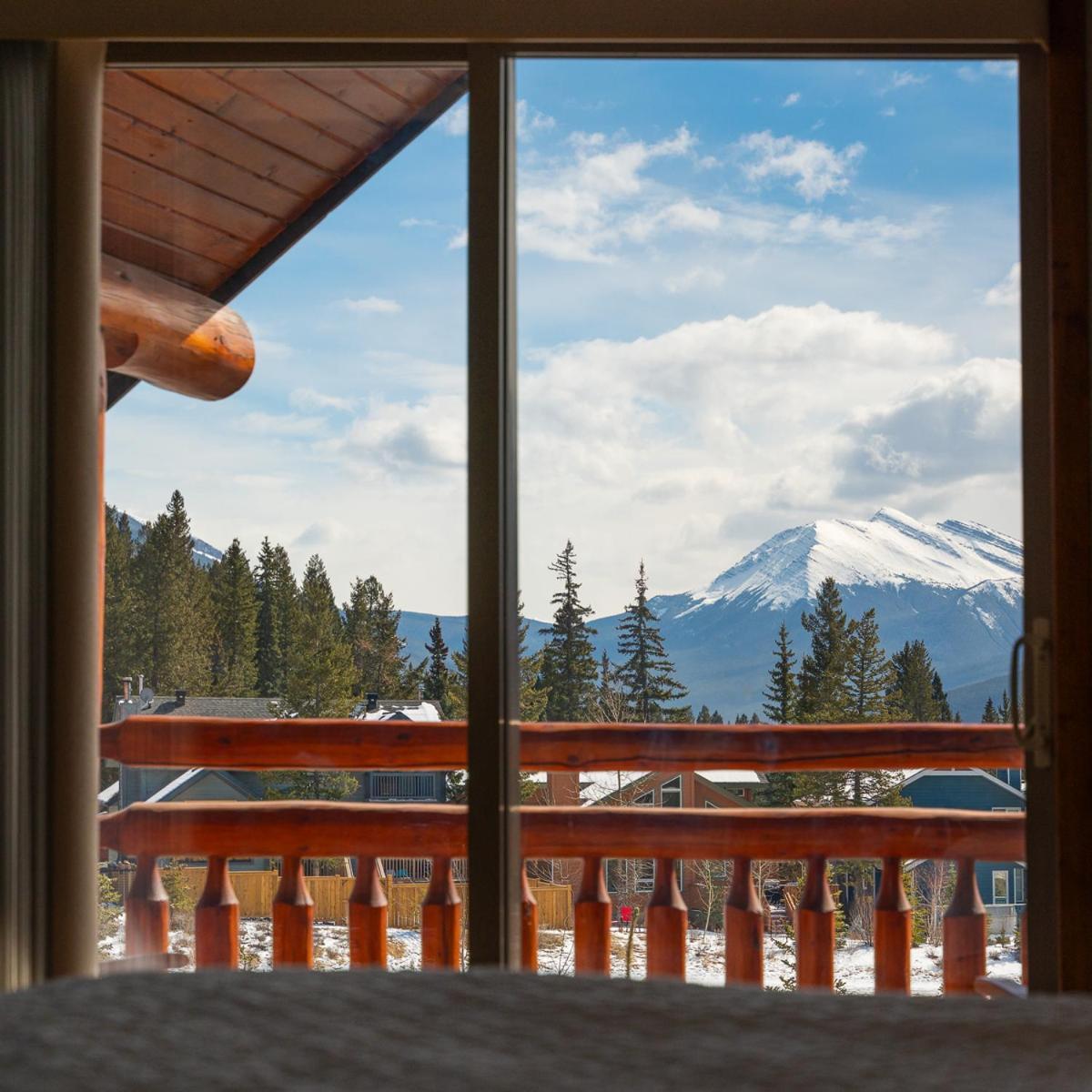 A Bear And Bison Country Inn Canmore Eksteriør billede