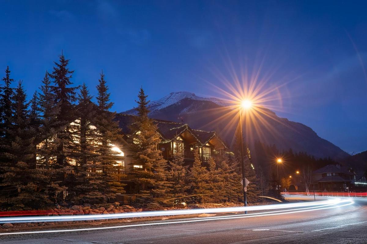 A Bear And Bison Country Inn Canmore Eksteriør billede