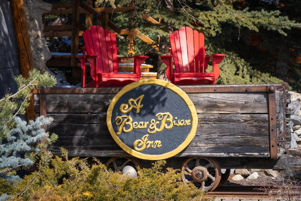 A Bear And Bison Country Inn Canmore Eksteriør billede
